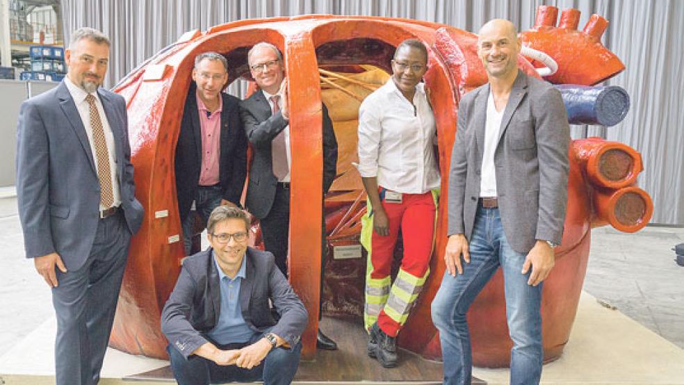 Die Kampagne »Herz und Verstand« wurde auf der Versammlung vorgestellt. Von links: Personalleiter Klaus Fröhling, Betriebsratsvorsitzender Manfred Wulff, Audi BKK-Leiter Andreas Janssen (sitzend), Werkleiter Andreas Dick, Werkärztin Mazuba Makwembo und der stellvertretende Betriebsratsvorsitzende Herbert de Vries im begehbaren Herz. © Foto: VW