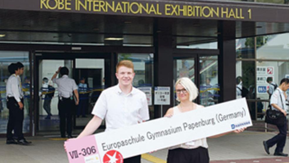 Das Gymnasium Papenburg beim Wissenschaftswettbewerb im japanischen Kobe würdig vertreten haben Tim Depping und Lilian Rieke, die jetzt ihre Ausbildung zur Mediengestalterin bei der Firma Risius in Weener absolviert. © Foto: Andreas Bauer