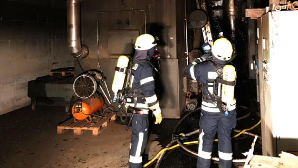 Ein Großaufgebot an Rettungskräften bekämpfte das Feuer in dem Heizkraftwerk in Papenburg. © Foto: privat