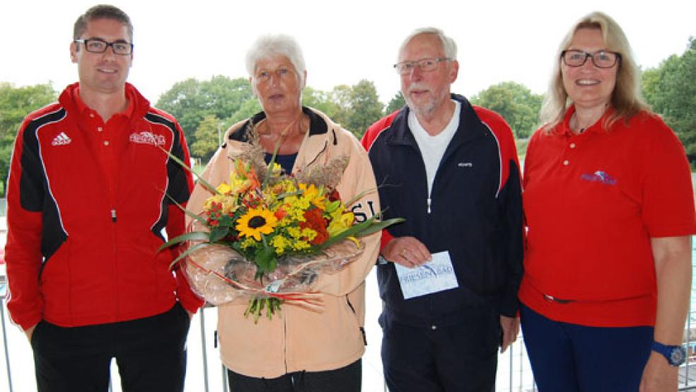 Eine Dauerkarte für das Friesenbad und einen Blumenstrauß gab es gestern für Brigitte Wasserberg, neben ihr ihr Ehemann Manfred. Links Schwimmmeister Markus Bakker, rechts Kassiererin Gisela Haan. © Foto: Hoegen