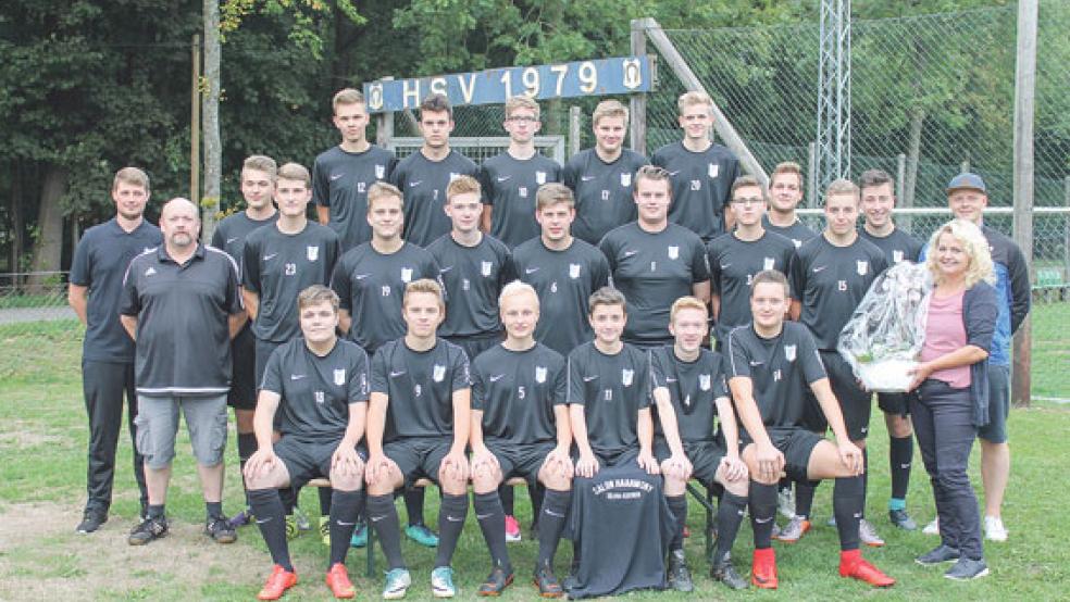 Mit neuen Aufwärmshirts gesponsort vom Salon »Haarmony« gehen die Heidjer A-Junioren gut gerüstet in die neue Saison. Die Mannschaft, das Trainerteam (links) und Jugendobmann Steffen Brauer (rechts) bedanken sich bei Inhaberin Silvia Koenen mit einem Präsent. © Foto: Heidjer SV