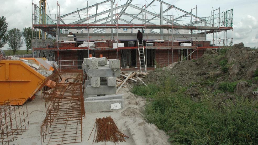 Direkt am neuen Mehrzweck-Gebäude mit Dorfgemeinschaftsanlage. Feuerwehrhaus und Sanitärtrakt in Ditzum soll der Multifunktionsplatz gebaut werden. © Szyska