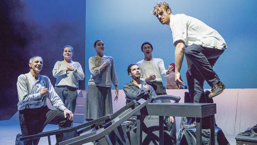 Es geht schon über Tische und Bänke beim »Schimmelreiter«, aber alles zu Fuß. Hauptdarsteller Julius Ohlemann muss seine Rolle als Reiter ohne Pferd gestalten. © Foto: Landesbühne