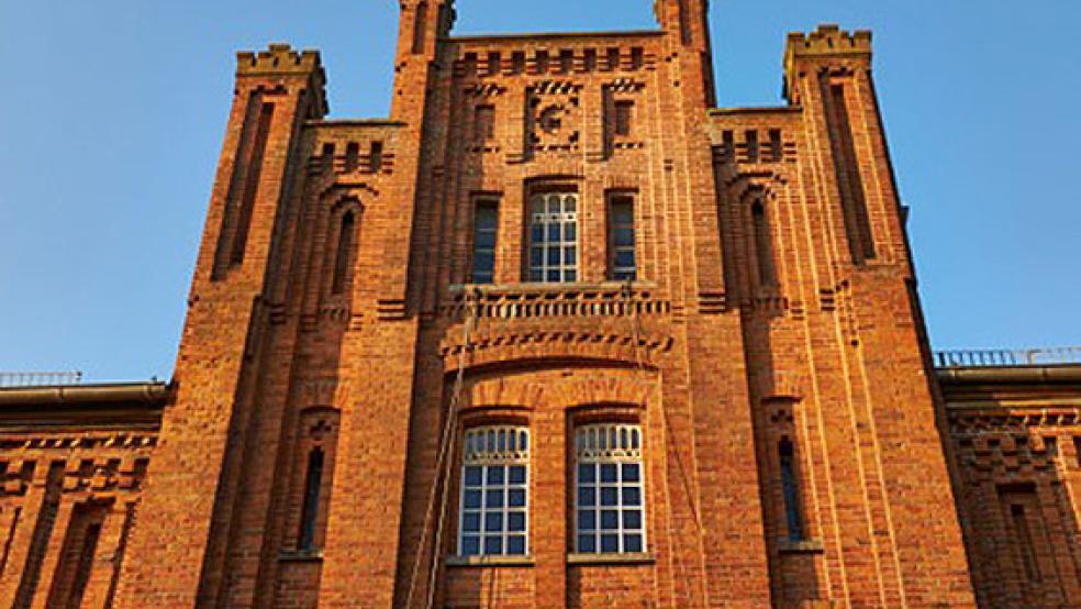 »Kulturmonument« am Bahnhof in Leer: Das Zollhaus. © Foto: privat