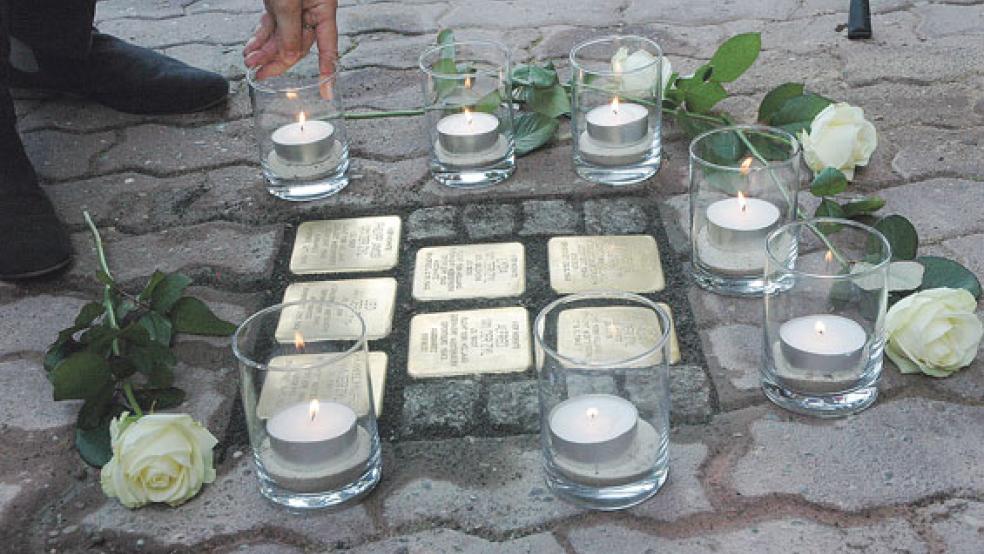 »Stolpersteine« - wie hier im Bürgersteig in der Neuen Straße 15 in Weener in Erinnerung an den letzten frei gewählten Wohnort der jüdischen Familie van der Zyl - sollen bald auch in Jemgum verlegt werden. © Foto: Szyska