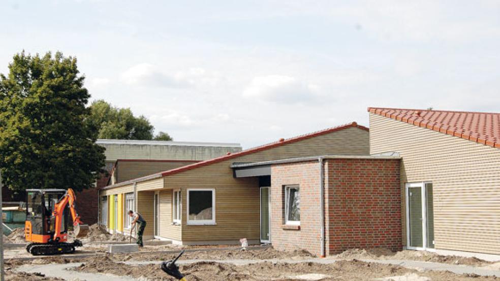 Der Bau der neuen Kindertagesstätte der Lebenshilfe Leer an der Floorenstraße in direkter Nachbarschaft zur Turnhalle der Oberschule zeigt deutliche Fortschritte. © Foto: Hoegen