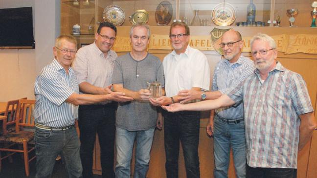 »Harmonie«-Bierkrug kehrt heim nach 141 Jahren