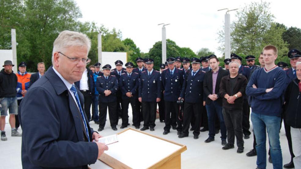 Bürgermeister Ludwig Sonnenberg, hier bei der Grundsteinlegung für das neue Feuerwehrhaus, hat in einer persönlichen Erklärung zur Sachlichkeit bei der Diskussion um die Verzögerungen beim Bau des Gerätehauses ermahnt. © Foto: Hoegent