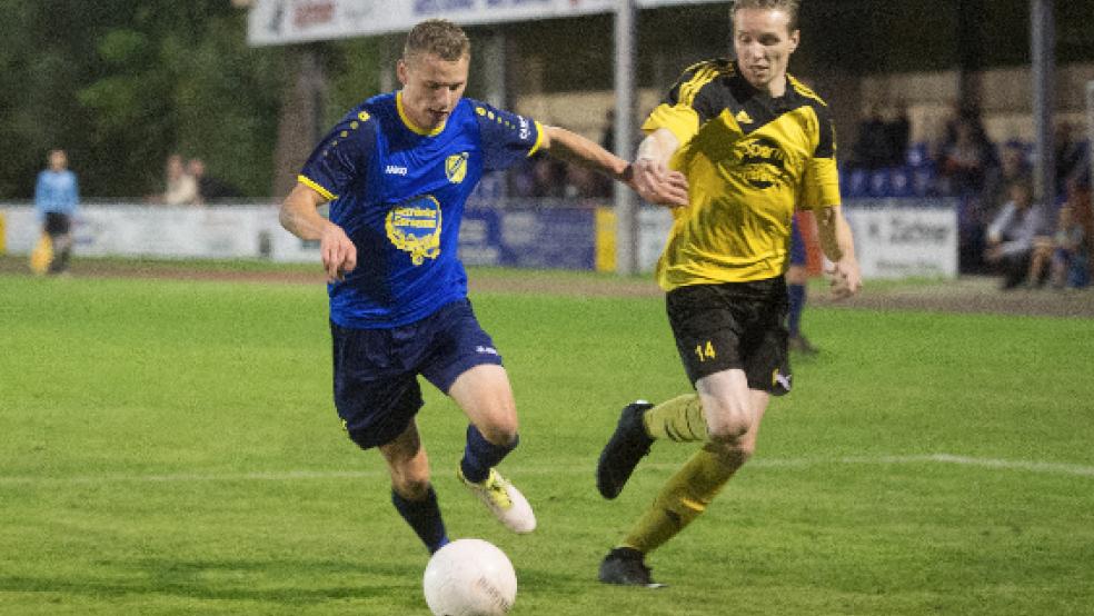 Auch wenn Weeners Frank Malchus (links) hier einen Ticken schneller war als Middels-Kicker Phillip Bohlen, war für den TuS nichts zu holen. © Bruins