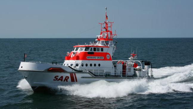 Seenotretter holen Crew von Yacht