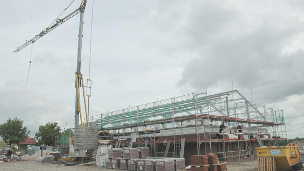 Neben dem neuen Mehrzweck-Gebäude mit Dorfgemeinschaftsanlage, Feuerwehrhaus und Sanitärtrakt in Ditzum (im Bild die Baustelle) wird ein Multifunktionsplatz gebaut. Ein Bürgerbegehren gegen das Projekt ist gescheitert. © Foto: Szyska