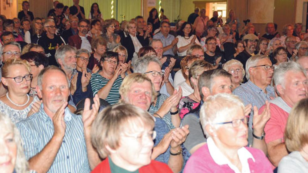 Die rund 260 Zuschauer in der Bunder Dorfgemeinschaftsanlage (DGA) sparten nicht mit Applaus. © Fotos: Himstedt