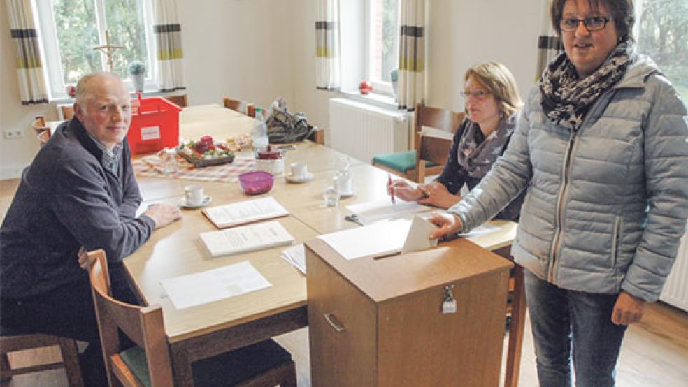Im kirchlichen Gemeindehaus in Holtgaste gab Brigitte Schmidt gestern Mittag im Beisein der Wahlhelfer Amos Venema und Sandra Brandt ihre Stimme ab. Die Wahlbeteiligung im am weitesten von Ditzum entfernten Abstimmungsbezirk lag nur bei 32,7 Prozent. © Foto: Szyska