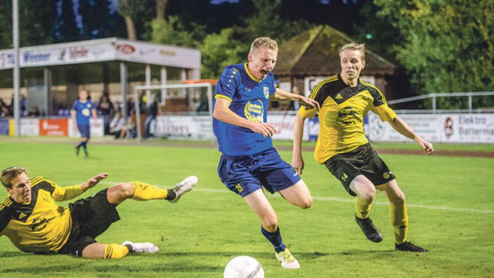 Weeners Steffen Post (hinten) kann nur zusehen, als Teamkollege Steffen Busemann und SV-Kicker Julian Meyer um den Ball kämpfen.  © Foto: Bruins
