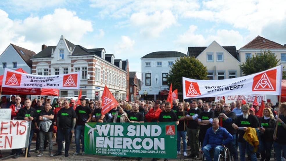 Etwa 500 Teilnehmer nahmen nach Gewerkschaftsangaben an der Kundgebung gegen drohende Entlassungen beim Windenergieanlagenhersteller Enercon am Sonnabend in Aurich teil. Auch die Betriebsrats-Spitze der Meyer Werft mit Nico Bloem aus Weener und Uwe Sap aus Bunde erklärte sich vor Ort solidarisch. © Foto: Dirks