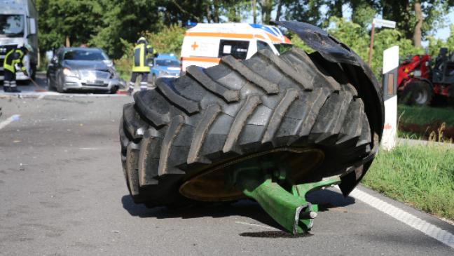 Traktor und Mercedes prallen zusammen