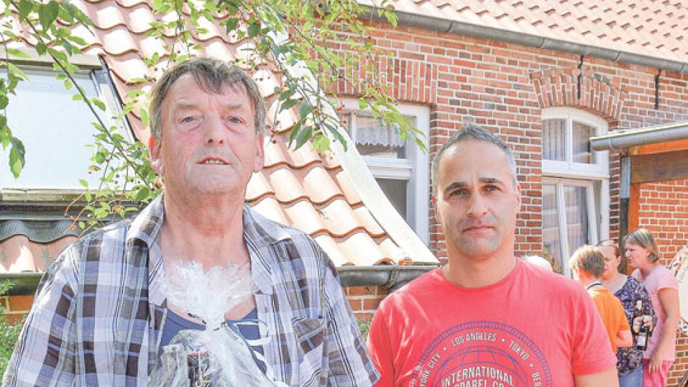 Erfolgreichster Aussteller bei der Allgemeinen Jungtierschau war Jan Bruns vom Verein I 57 Weener (links). Ausstellungsleiter Andreas Hippen gratulierte. © Fotos: privat