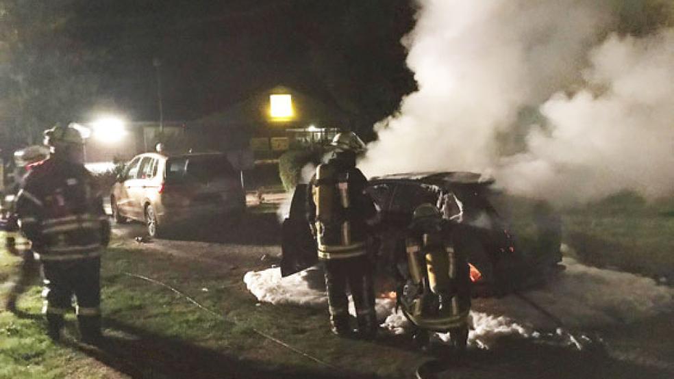 Mit einem Schaumteppich wurde das ausgebrannte Auto abgedeckt. © Foto: Feuerwehr