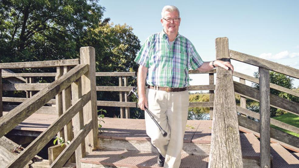 50 Mal rauf und runter: Jeden Tag trainiert Monne de Vries das Treppensteigen an der Brücke in Ditzumerverlaat. © Fotos: Himstedt