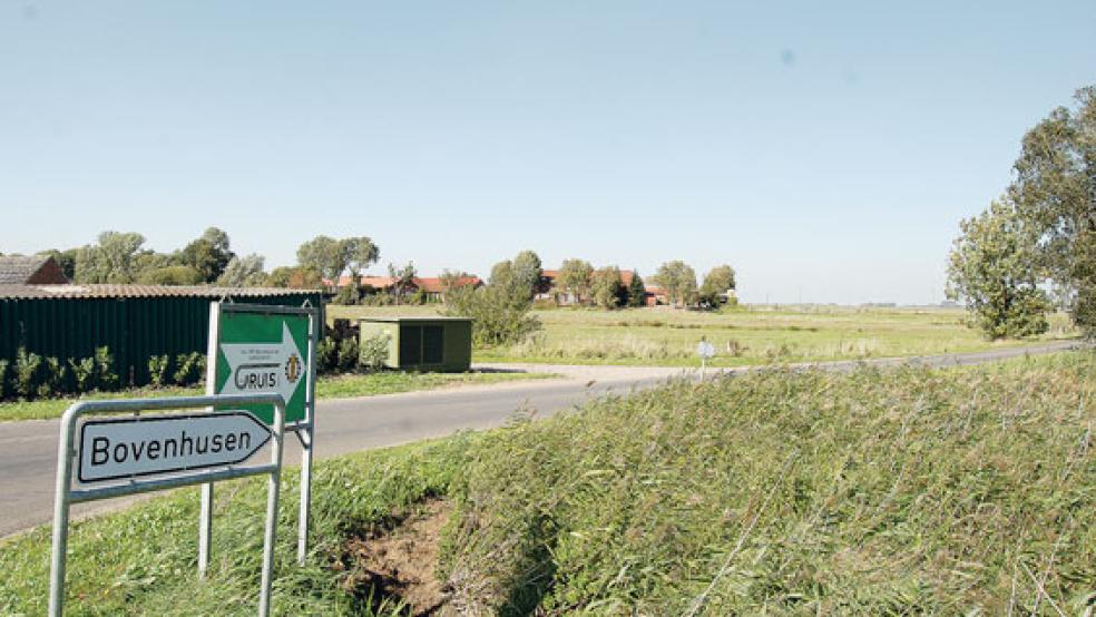Vor dem Ortseingang von Bovenhusen weist ein Schild auf den Sitz des Lohnunternehmens Gruis hin, das Erweiterungspläne hat und eine neue Halle bauen möchte. © Foto: Hoegen