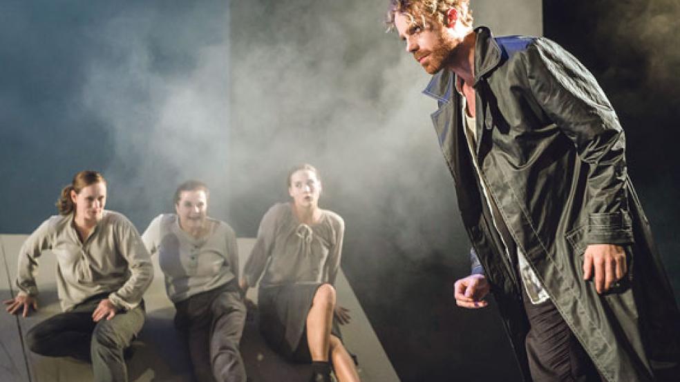 Ein starker Charakter: Deichgraf Hauke Haien (rechts), verkörpert von Julius Ohlemann. © Foto: Landesbühne