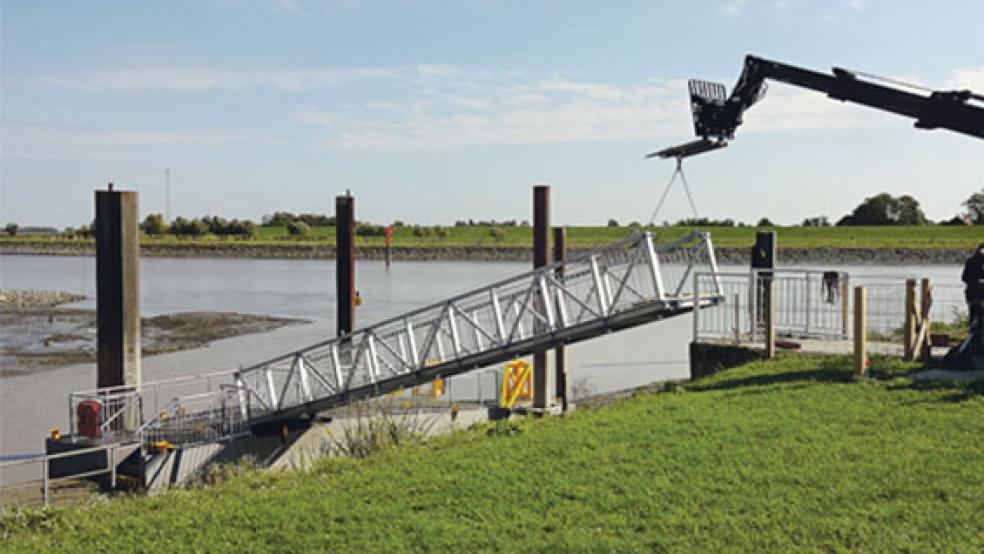 Die Firma Schwarzenburg (Ostrhauderfehn) hat am Freitag Anpassungsarbeiten an dem Fähranleger in Weener vorgenommen. Waren es Vorboten für die Lösung? © Foto: Wolters