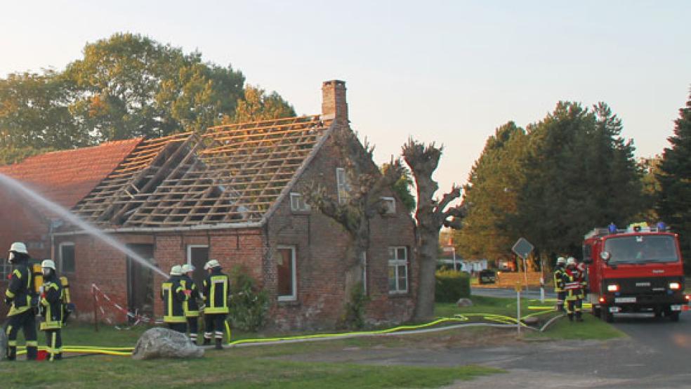 Die Feuerwehren aus Holthusen und Weenermoor übten am Dienstagabend an der Tichelwarfer Straße. © Foto: Rand