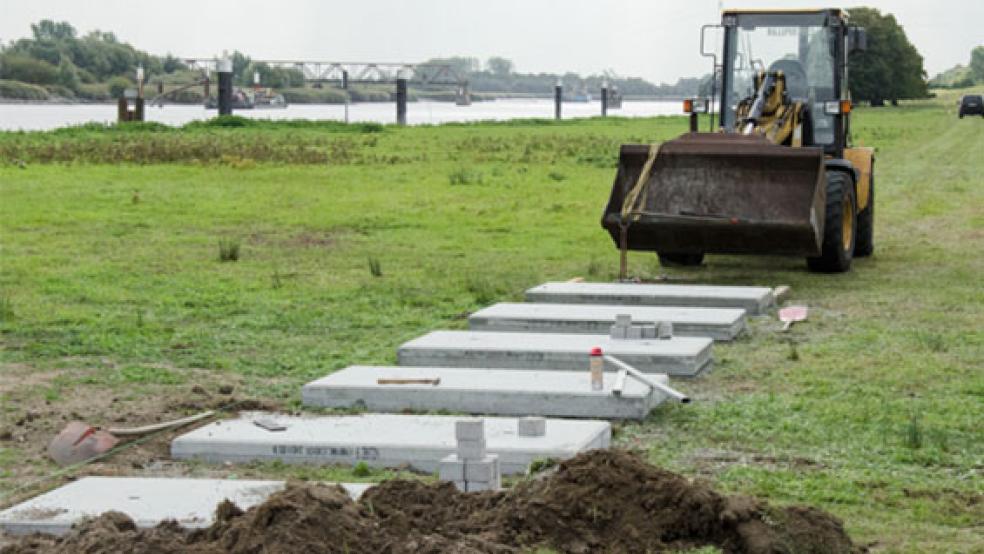 Lange wurde darauf gewartet, nun geht es los: Die geforderte zweite Zuwegung zwischen Ponton und Deichweg wird gebaut. © Foto: Hanken