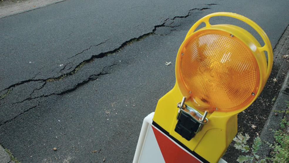 Die Gödeke-Michel-Straße in Weener ist auf einer Länge von rund vier Metern erheblich versackt. Die Stadtverwaltung plant nun die Sanierung der Asphaltdecke. © Foto: Szyska