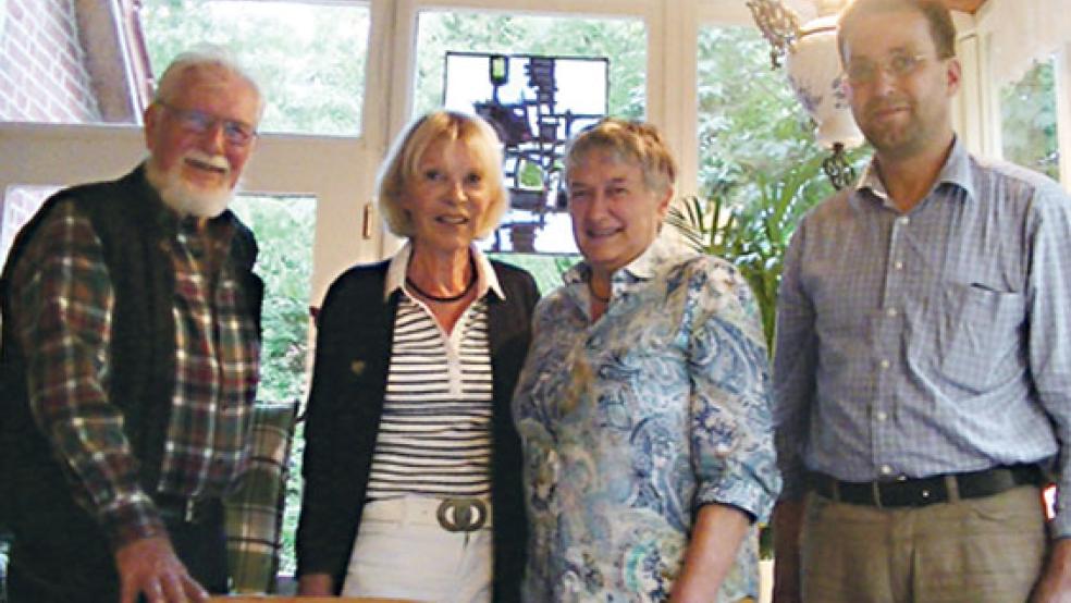 Der neue Vorstand des Fördervereins mit Schriftführerin Brigitte Flohr (Zweite von links), dem Kassenwart Wolfram Keffel (links), dem 2. Vorsitzenden Geerdt Loesing (rechts) und der Ersten Vorsitzenden Bärbel Liczywek.  © Foto: privat