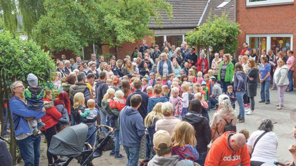 Die Kindertagesstätte in Bunde konnte sich über mangelnden Publikumszuspruch während ihres Sommerfestes nicht beklagen. Viele Helfer trugen zu einem gelungenen Tag bei. © Foto: privat