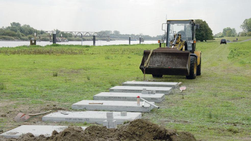Die Arbeiten für eine zweite Zuwegung zum Anleger der Friesenfähre in Weener haben am Mittwoch überraschend begonnen. Die Betonelemente bilden die Grundlage für die Zuwegung vom Deich zum Ponton. Darauf werden Platten verlegt. Die Zwischenräume zwischen den Elementen sorgen dafür, dass bei Überflutungen das Wasser schneller ablaufen kann.  © Foto: Hanken