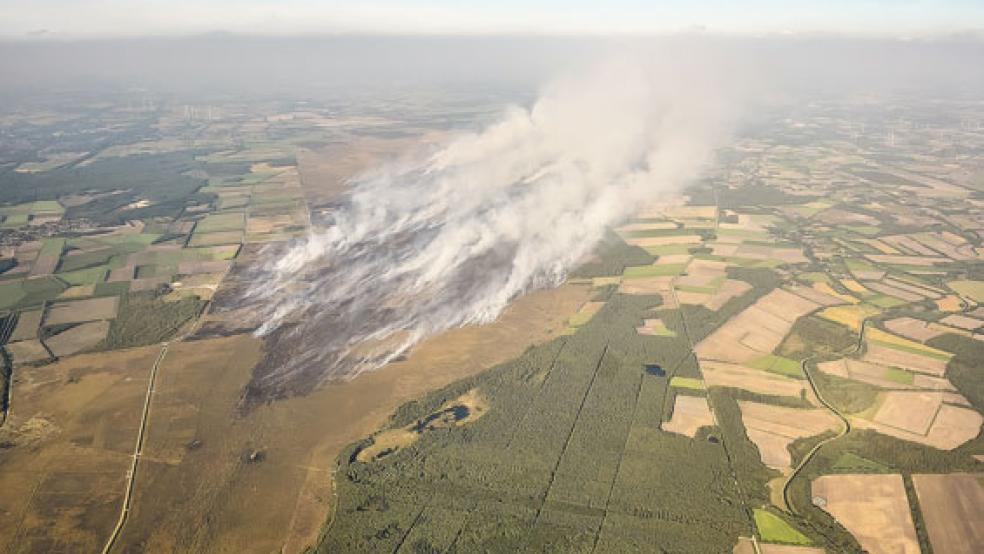 Auch Einsatzkräfte aus dem Rheiderland kämpfen gegen den Moorbrand auf dem Gelände der Wehrtechnischen Dienststelle (WTD) 91 der Bundeswehr bei Meppen. Gestern waren Mitglieder der Jemgumer Feuerwehr vor Ort. © Foto: Klemmer