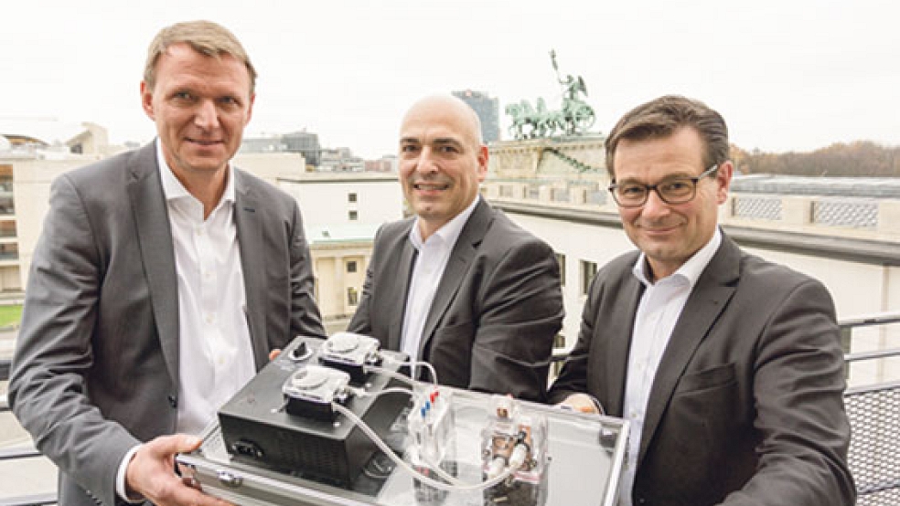 Anhand eines Modells stellten (von links) Peter Schmidt, Prof. Dr. Ulrich S. Schubert und Ralf Riekenberg im November 2017 in Berlin die Pläne für die Mega-Batterie vor. © Foto: EWE