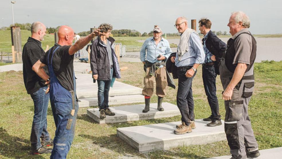 Ortstermin im Rahmen der Herbstdeichschau: Die Erste Kreisrätin Jenny Daun (Dritte von links), Obersielrichter Willem Berlin und Oberdeichrichter Meint Hensmann (Zweiter und Dritter von rechts) machten sich gestern ein Bild vom nicht genehmigten Wegebau zum Anleger der Friesenfähre in Weener. © Foto: Szyska