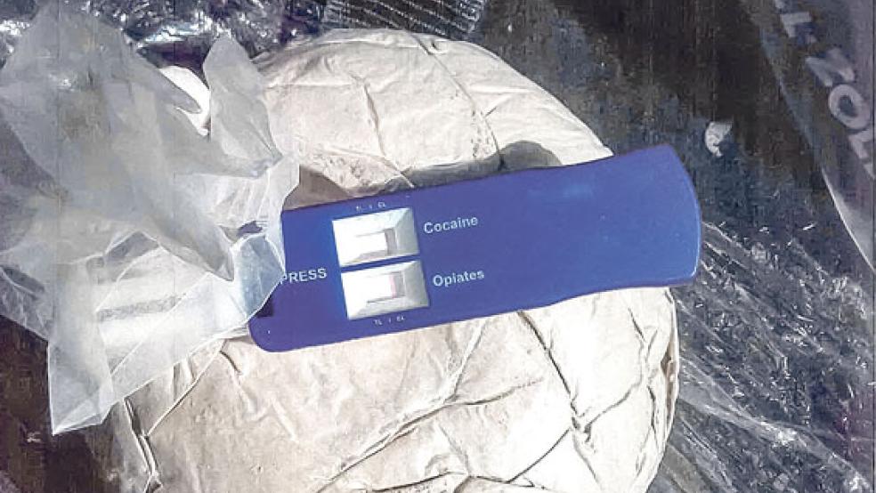 Rauschgift im Schwarzmarktwert von rund 44.500 Euro fand der Zoll in Rhede in einem Straßengraben. © Foto: Zoll