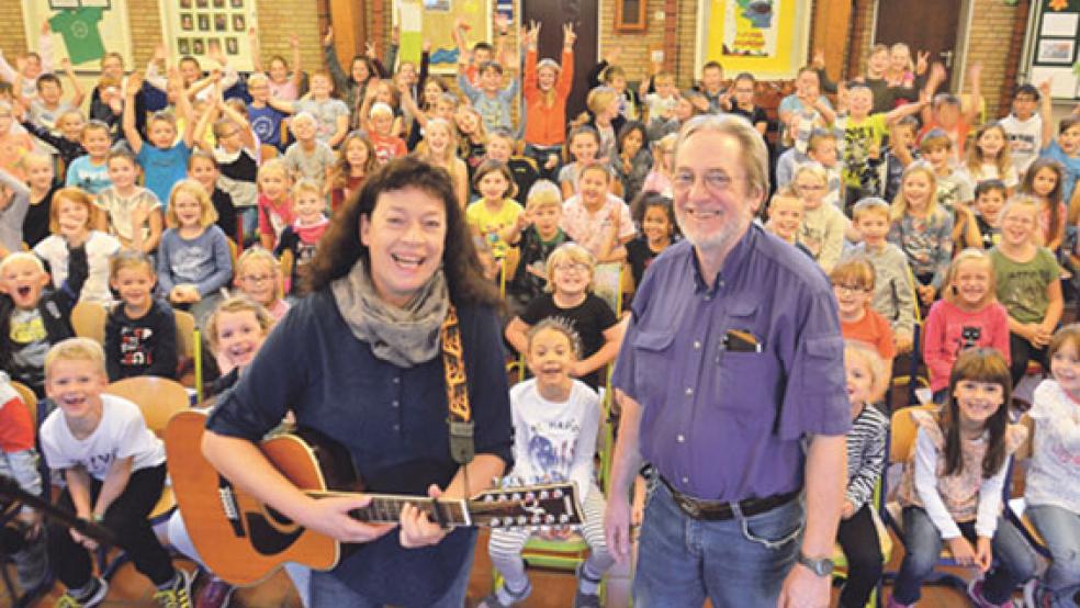 Gitta und Udo Franken wurden von den Grundschülern in Holthusen herzlich empfangen, bevor es los ging mit dem zweisprachigen Mitmach-Theater. © Fotos: Muising