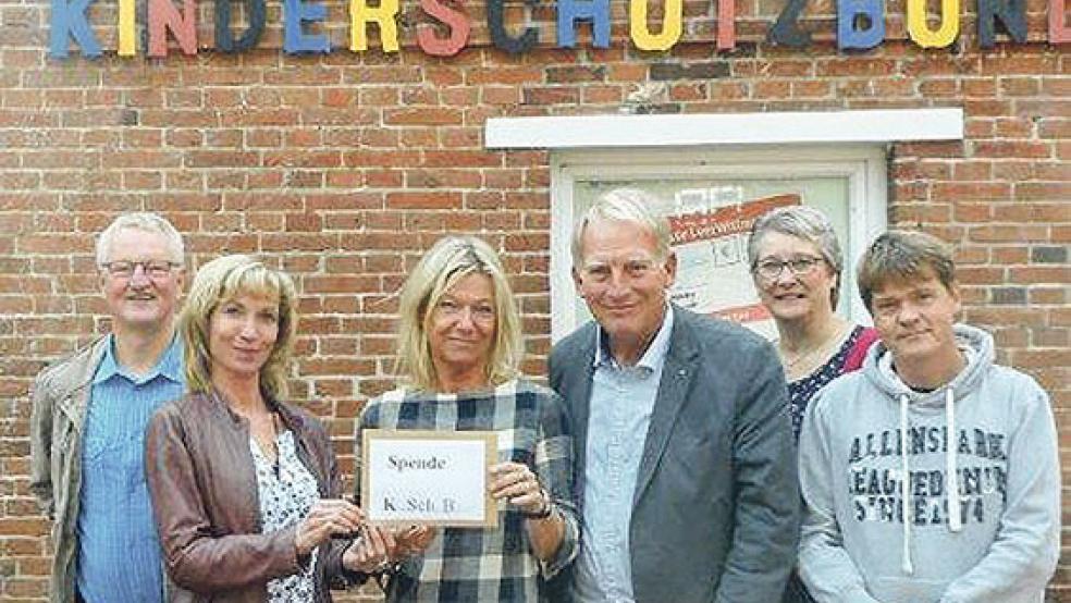 Richard Heeren und Tanja Neuhaus nahmen die Spende von Mechthild Tammena und Wolfgang Kellner entgegen. Mit dabei waren auch Gudrun Schulte und Christian Hildebrandt (beide Kinderschutzbund). © Foto: Kinderschutzbund