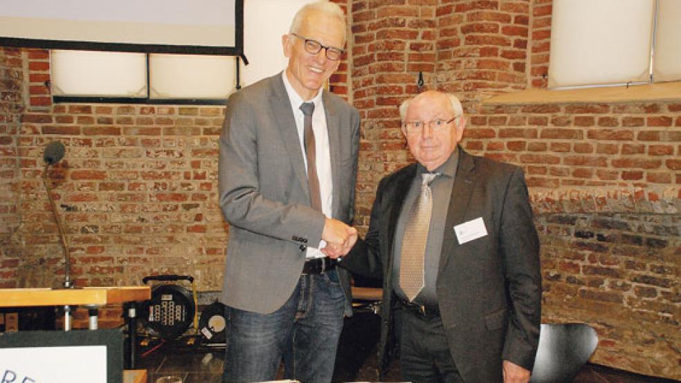 Präses Norbert Nordholt gratuliert seinem Stellvertreter Jakobus Baumann zur Wiederwahl. © Foto: Kuper