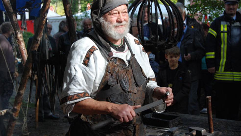 »Nägel mit Köpfen - das ist wichtig für die Obrigkeit«. Auch solcherlei Schmiedeware hat Hannes, der Schmied, im Angebot. Er zeigt heute und morgen auf dem Michaelismarkt sein Handwerk. © Foto: Hoegen