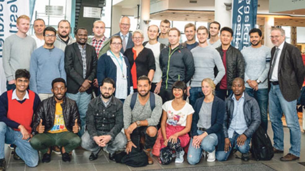 Die neuen Erstsemester mit Professor Dr. Markus Bentin (rechts) und Professor Diplom-Ingenieur Freerk Meyer (Mitte) aus Leer im norwegischen ­Haugesund. © Foto: Terje Rudi, HVL