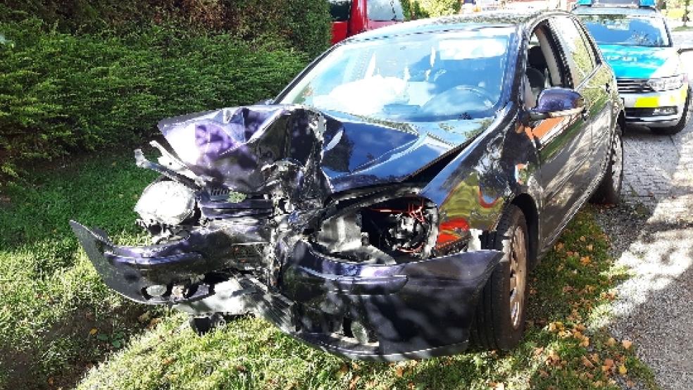 Der Golf des 18-Jährigen besitzt nach dem Unfall nur noch Schrottwert. © Foto: Polizei