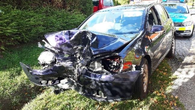 18-Jähriger fährt seinen Golf zu Schrott