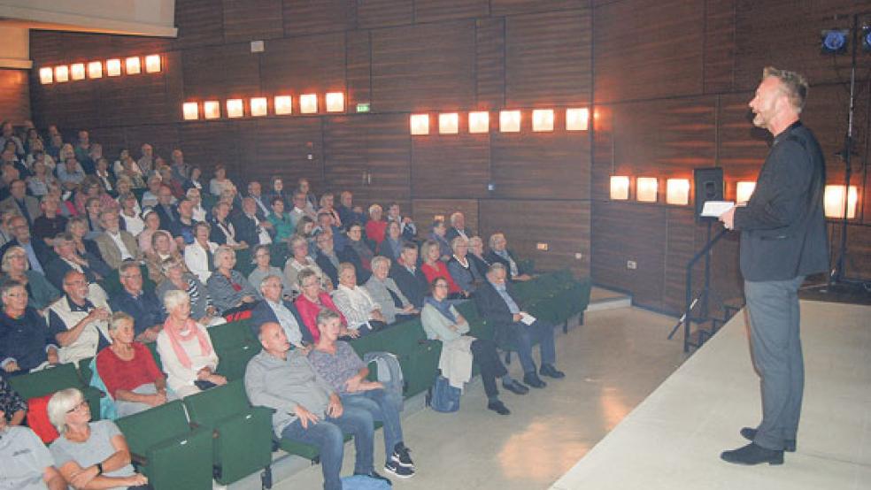 »Ich heiße Sie auf das Herzlichste willkommen! Moin zusammen!« Landesbühnen-Intendant Olaf Strieb hat das Theaterprublikum in der Oberschul-Aula in Weener zum Saisonauftakt am Freitag persönlich begrüßt. © Foto: Hoegen