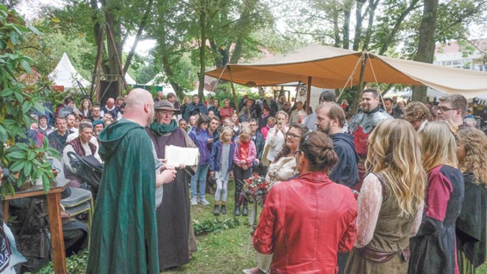 Eine mittelalterliche Hochzeitszeremonie, die von Lars Klinkenborg gestaltet wurde, zählte mit zu den Besonderheiten dieses Michaelismarktes. Das Paar, bereits standesamtlich verbunden, brachte 60 Gäste mit in den Stadtgarten. © Foto: Klemmer