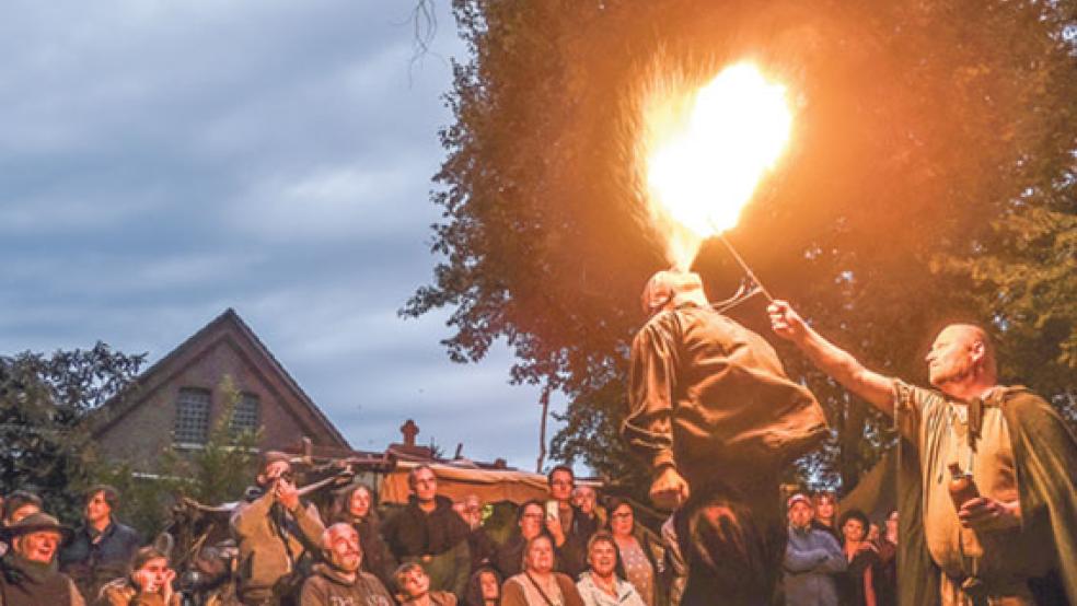 Spektakulär sieht es aus, wenn »Feuerspucker« ihre Künste zeigen. Sie waren auch beim Michaelismarkt aktiv. © Foto: Klemmer