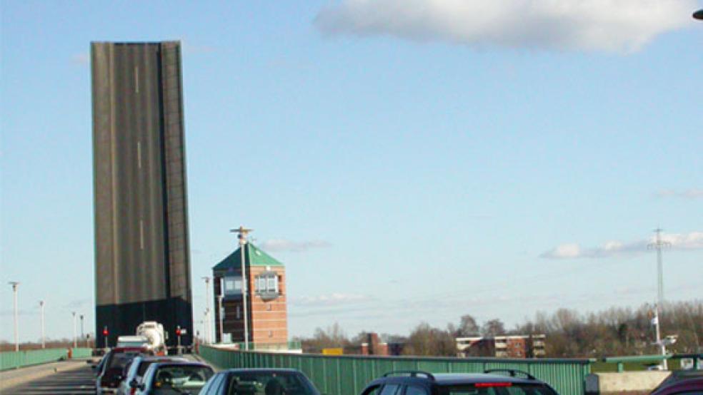 Auf der Jann-Berghaus-Brücke muss ein Schaden ausgebessert werden. Darum gibt es am Donnerstag eine halbseitige Sperrung. © Foto: RZ-Archiv