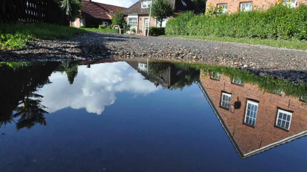 Im Oktober geht es los: der Achterweg in Bunde wird ausgebaut. Der Zustand der Straße hat sich mit den Jahren stetig verschlechtert. Der Ausbau wird deutlich teurer als geplant. © Boelmann