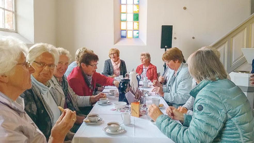 Bei Gesprächen und einer gemeinsamen Tasse Tee klang der Frauensonntag in Holthusen aus. © Foto: privat