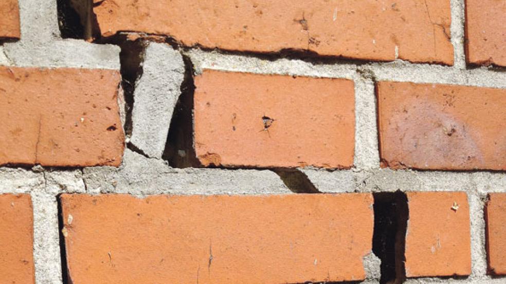 Handbreite Risse sind in einer Wand der Grundschule Jemgum vor mehreren Wochen festgestellt worden. Am Montag schaute sich eine Fachfirma das Ausmaß an. © Foto: privat